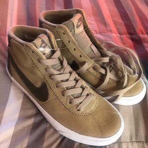 NWB WOMENS NIKE SB BRUIN HIGH